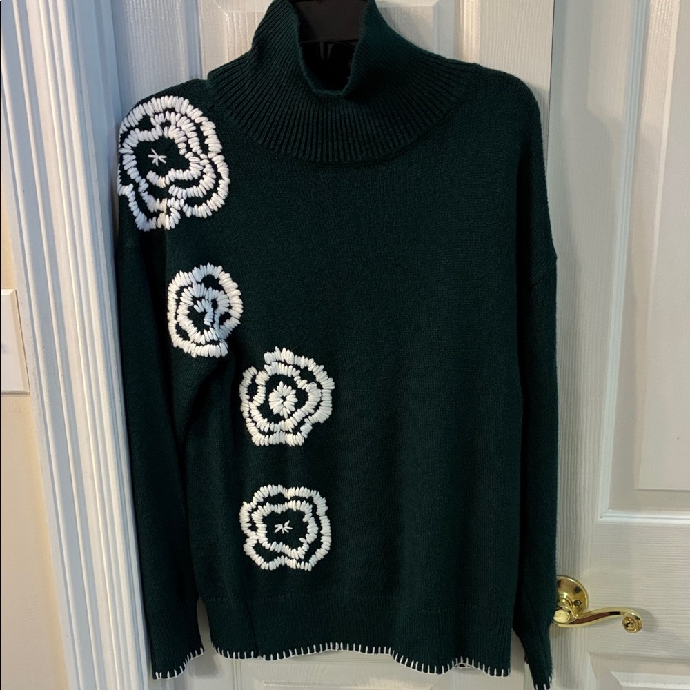NWT Wonderly Women's Green Sweater with White Floral Design SZ S